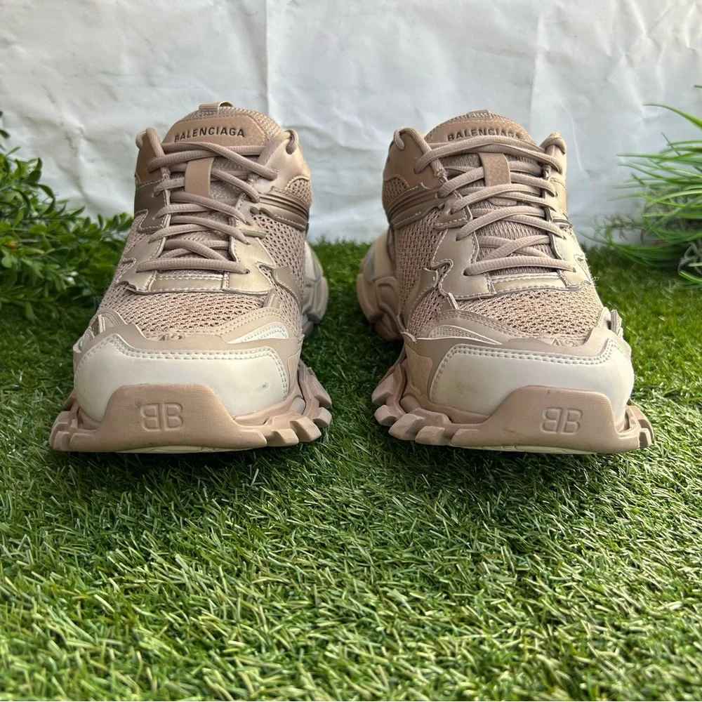 BALENCIAGA
Track.3 Sneakers - Balenciaga - Beige Mix
$1,025 Sz 42 men 9 women 12 - Picture 15 of 17